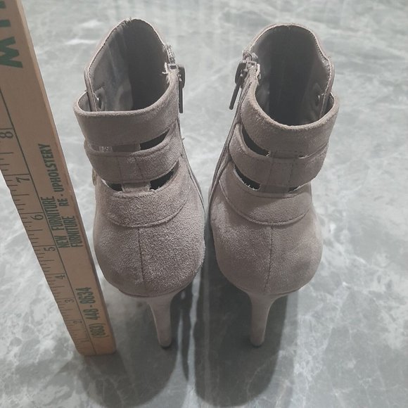 Guess Granee Grey Taupe Suede & Leather Button Accented High Heel Booties SZ 7 - Picture 8 of 8